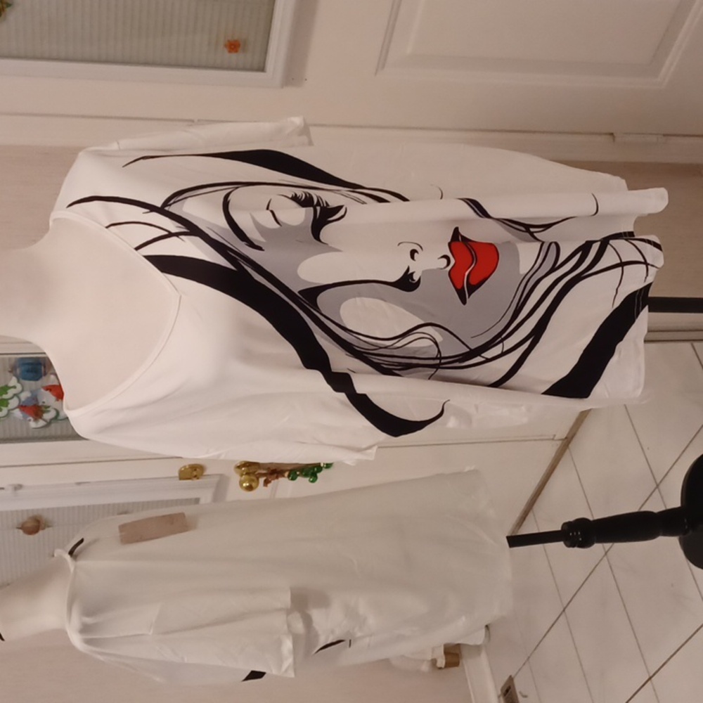 4/$60 New White Top With "Face" - Size 3XL (US18)